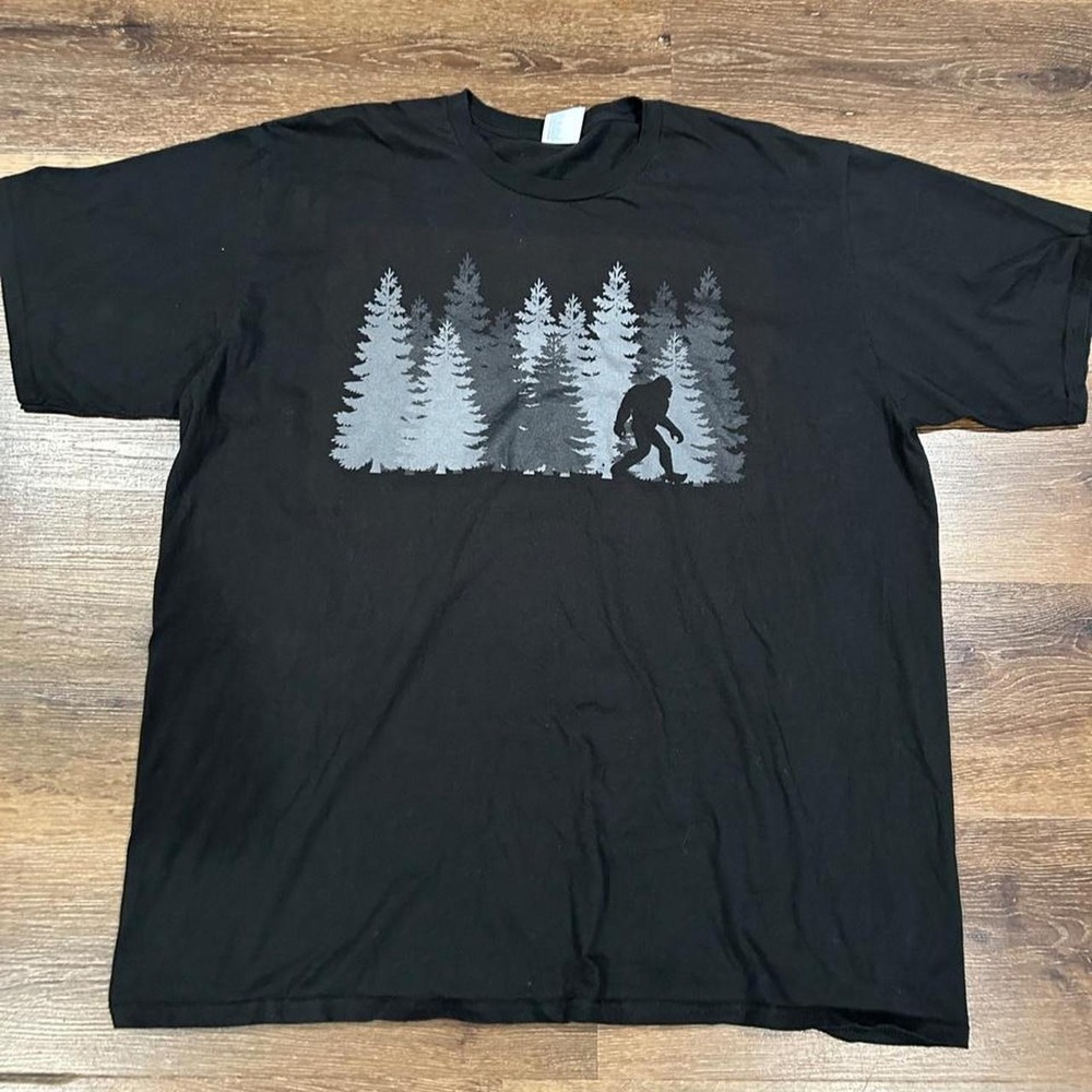 Port Authority Bigfoot Sasquatch Forest Graphic T-Shirt Mens 2XL Black Cotton